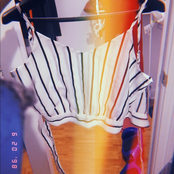 A black and white sleeveless crop top with a tie - Picture 4 of 4